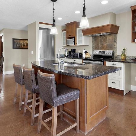 Sunset Ridge - Luxurious Corner Condo - Spectacular Mt Views With Open Pool! Канмор Экстерьер фото
