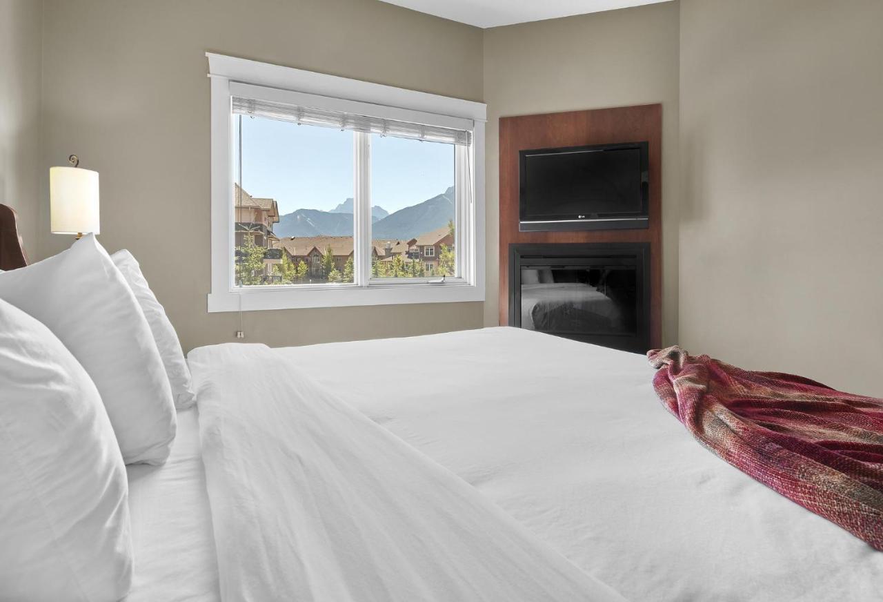 Sunset Ridge - Luxurious Corner Condo - Spectacular Mt Views With Open Pool! Канмор Экстерьер фото
