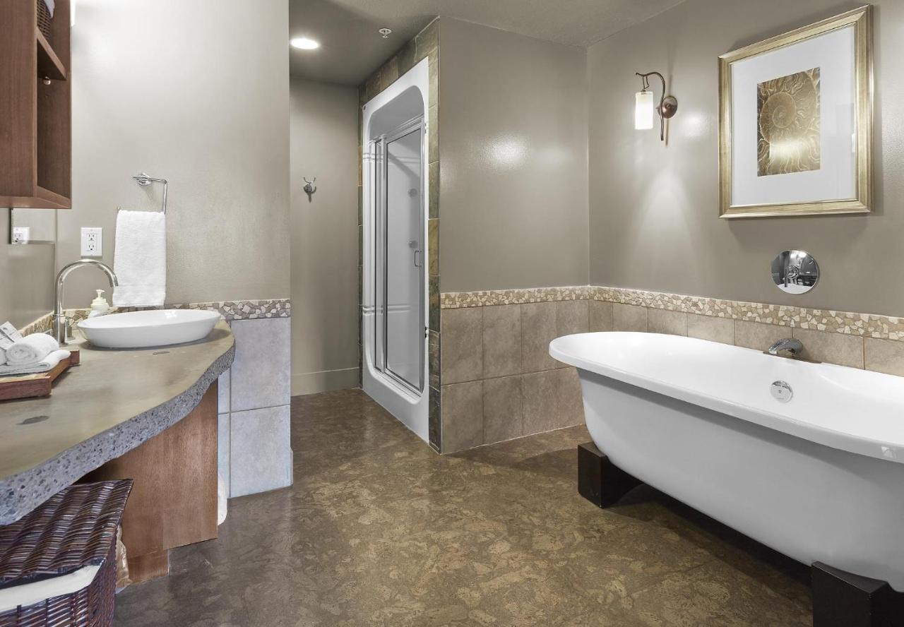 Sunset Ridge - Luxurious Corner Condo - Spectacular Mt Views With Open Pool! Канмор Экстерьер фото