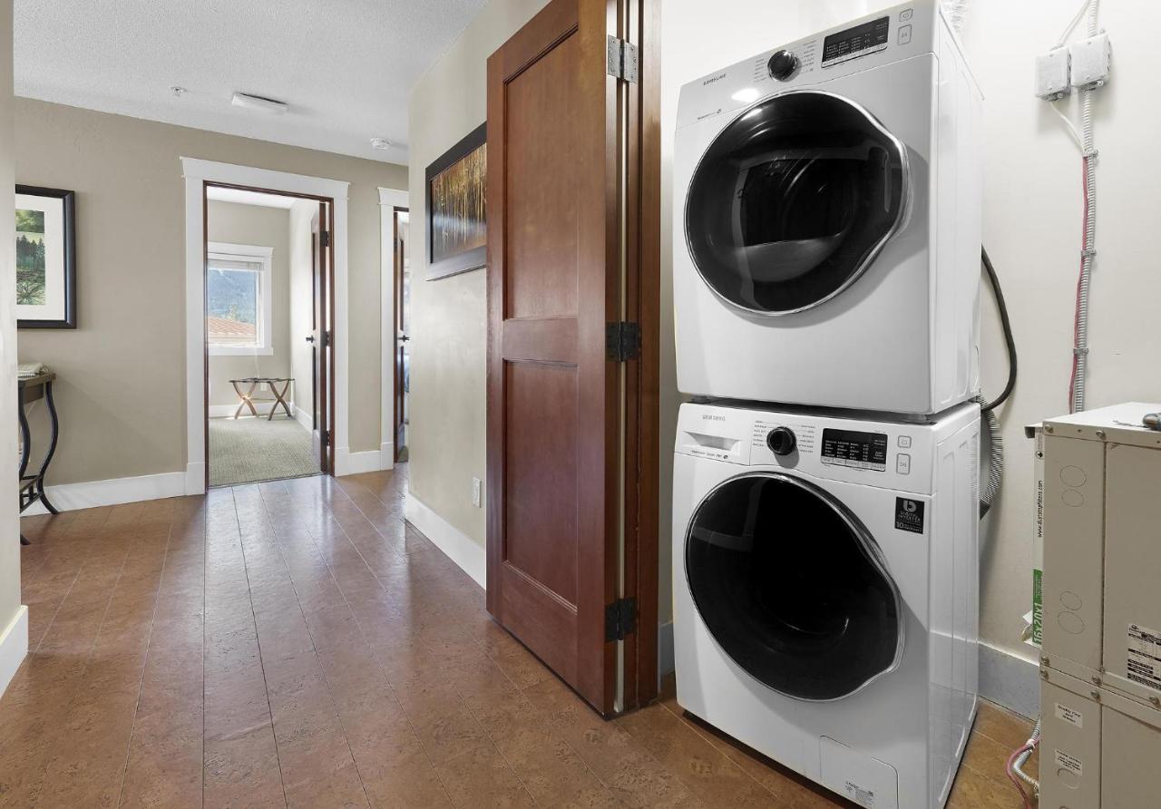 Sunset Ridge - Luxurious Corner Condo - Spectacular Mt Views With Open Pool! Канмор Экстерьер фото