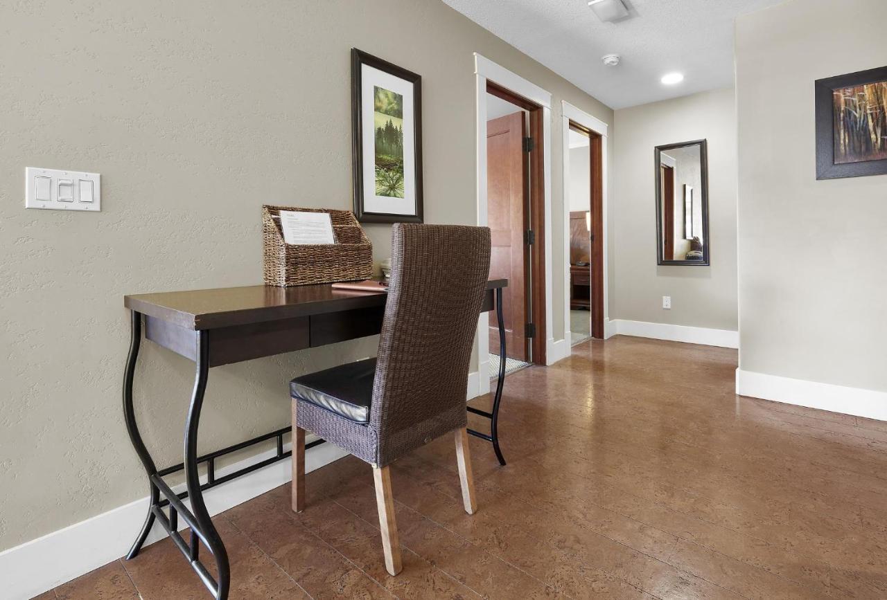 Sunset Ridge - Luxurious Corner Condo - Spectacular Mt Views With Open Pool! Канмор Экстерьер фото