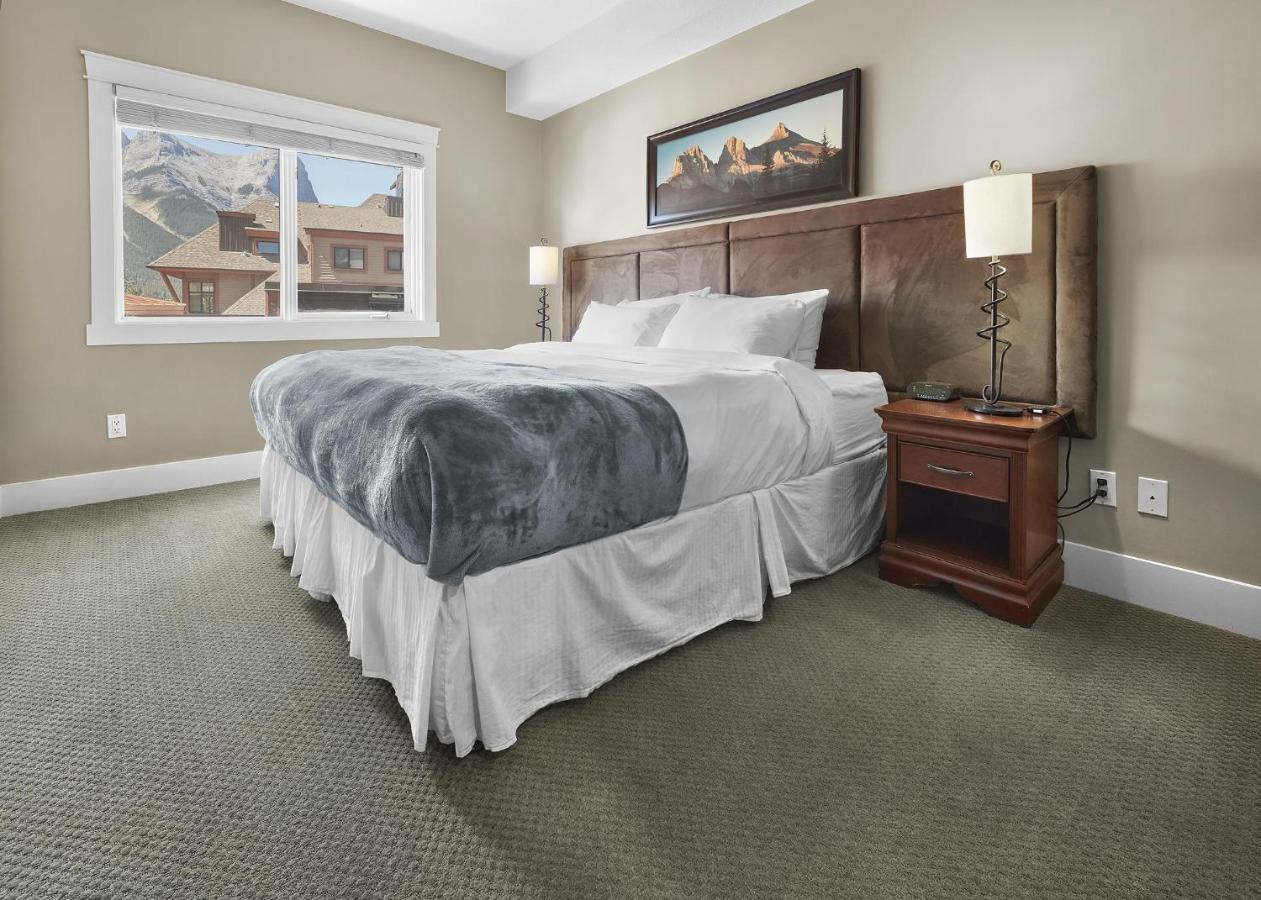 Sunset Ridge - Luxurious Corner Condo - Spectacular Mt Views With Open Pool! Канмор Экстерьер фото